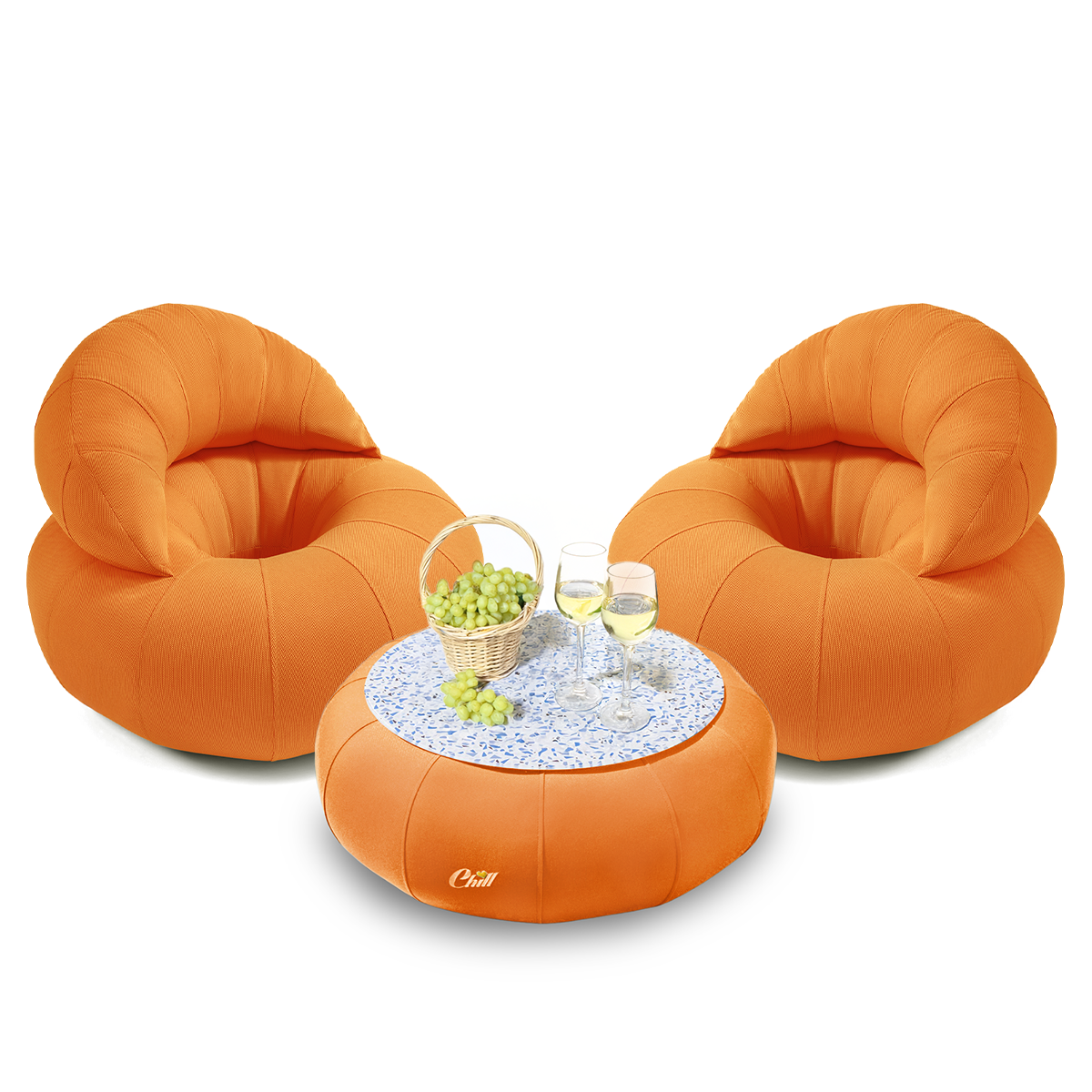 כורסאות פוף צפות במים