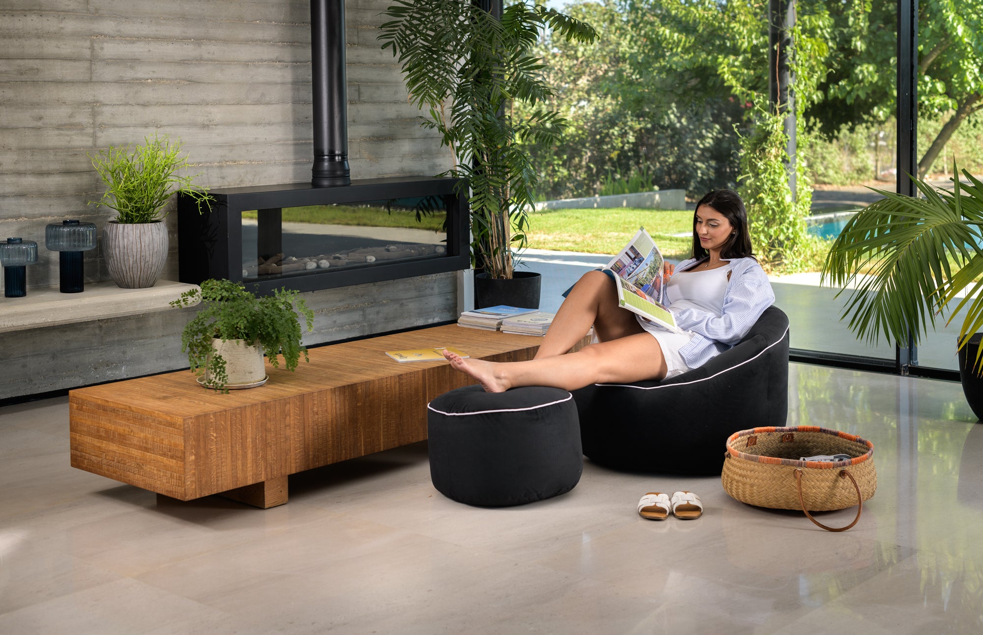 פוף כורסת ישיבה מבד קטיפה והדום תואם לבית