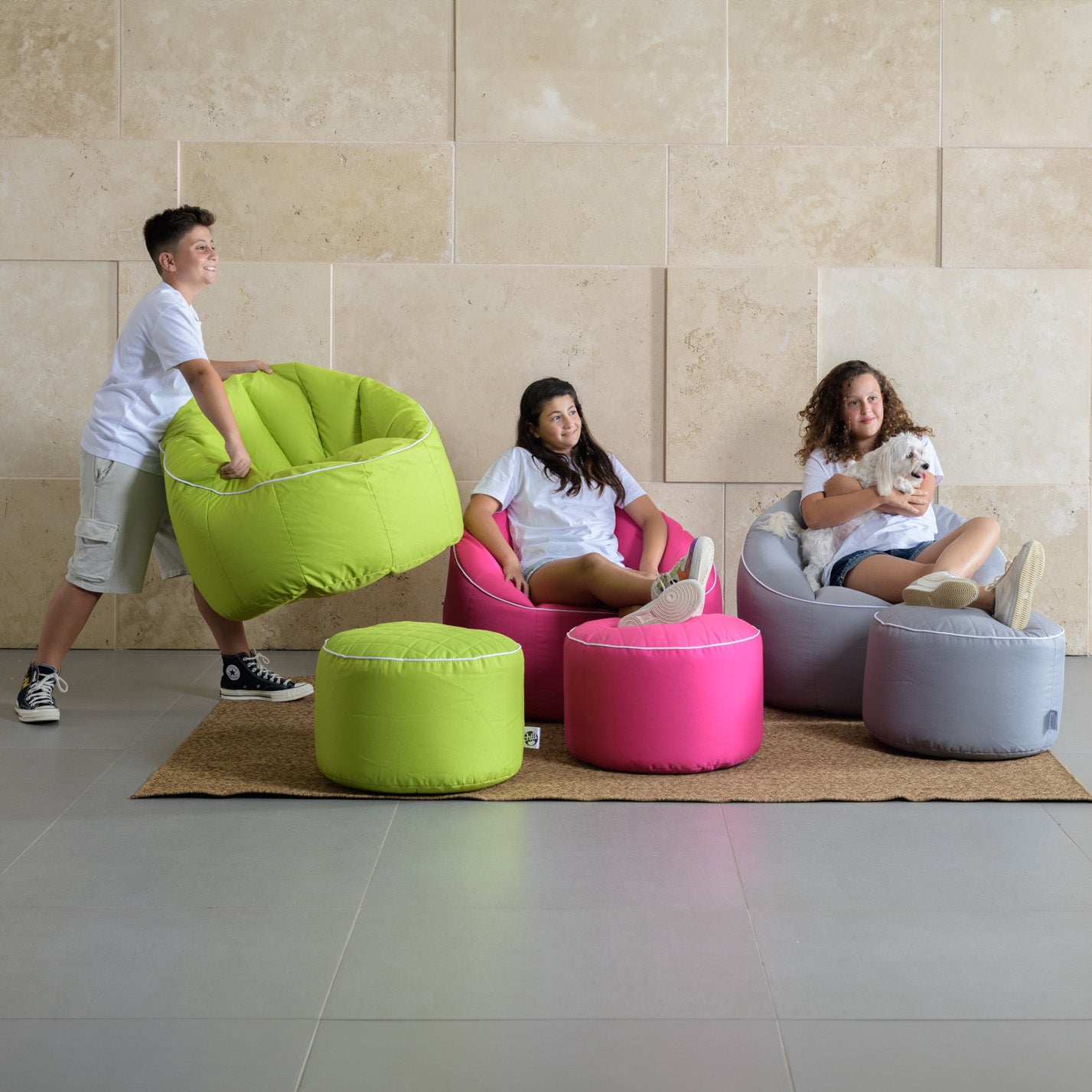 כורסת פוף עם הדום