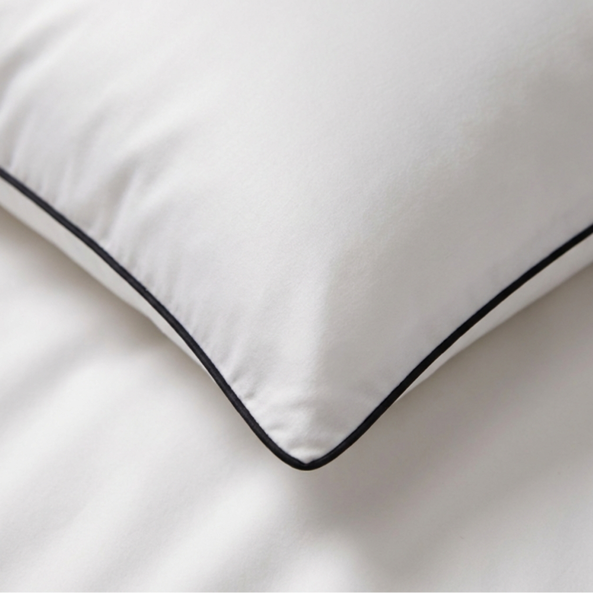 סט מצעי כותנה מצרית סאטן 500 לבן עם פס שחור