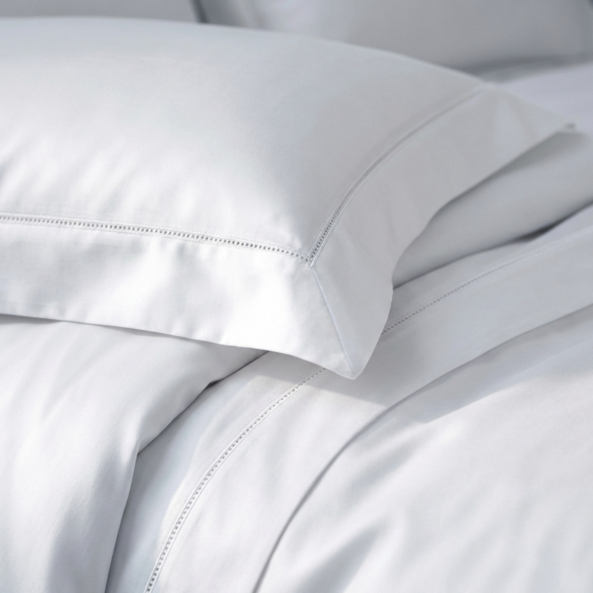 סט מצעי כותנה מצרית סאטן 500 לבן בגימור לולאות