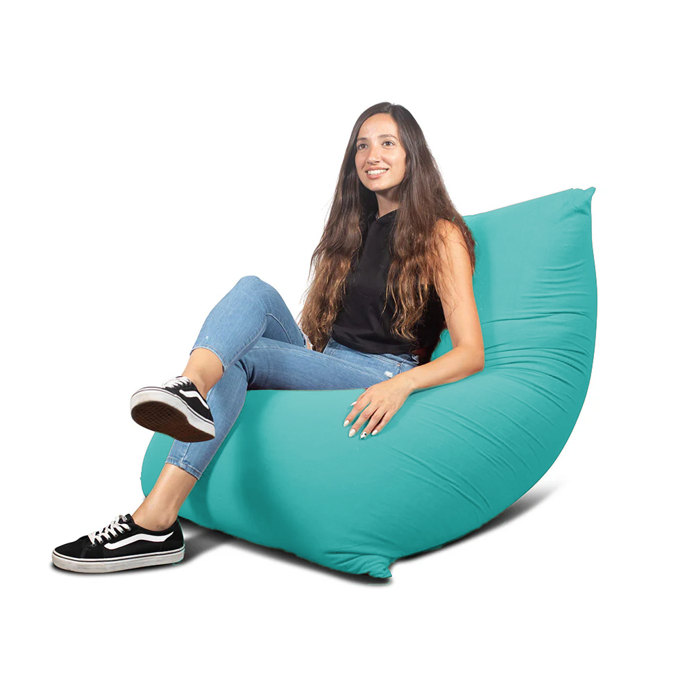 אישה יושבת על פוף גדול ירוק