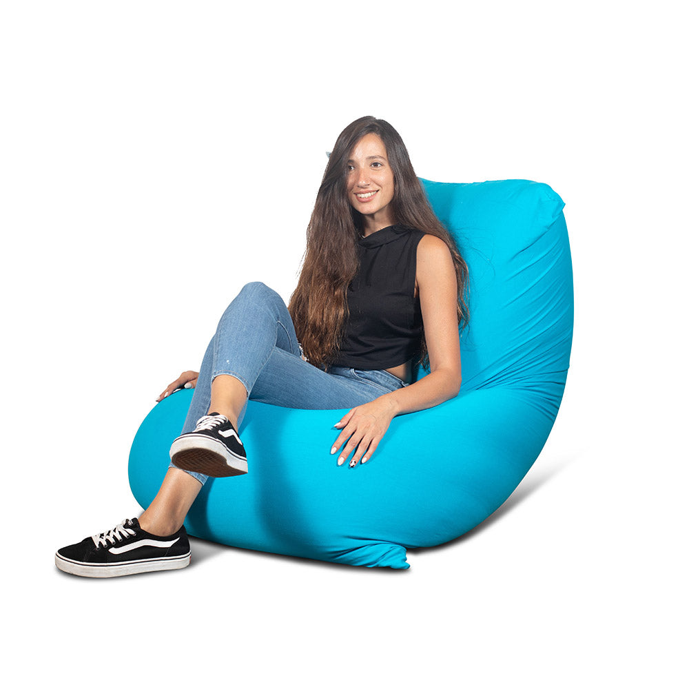 אישה יושבת על פוף גדול