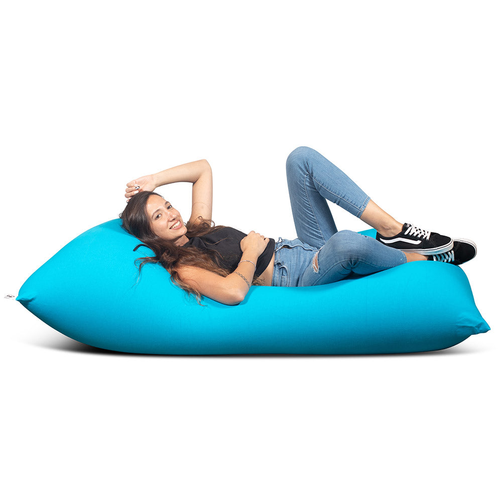 אישה שוכבת על פוף גדול