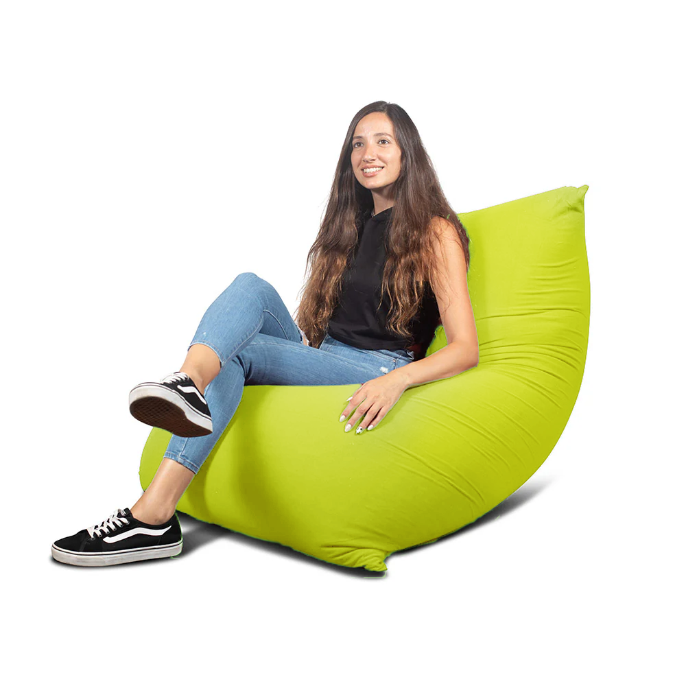 אישה יושבת על פוף גדול