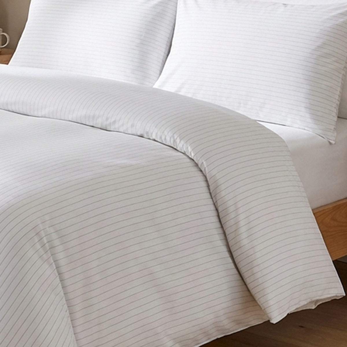 סט מצעי כותנה מצרית סאטן 500 לבן עם פסים אפורים