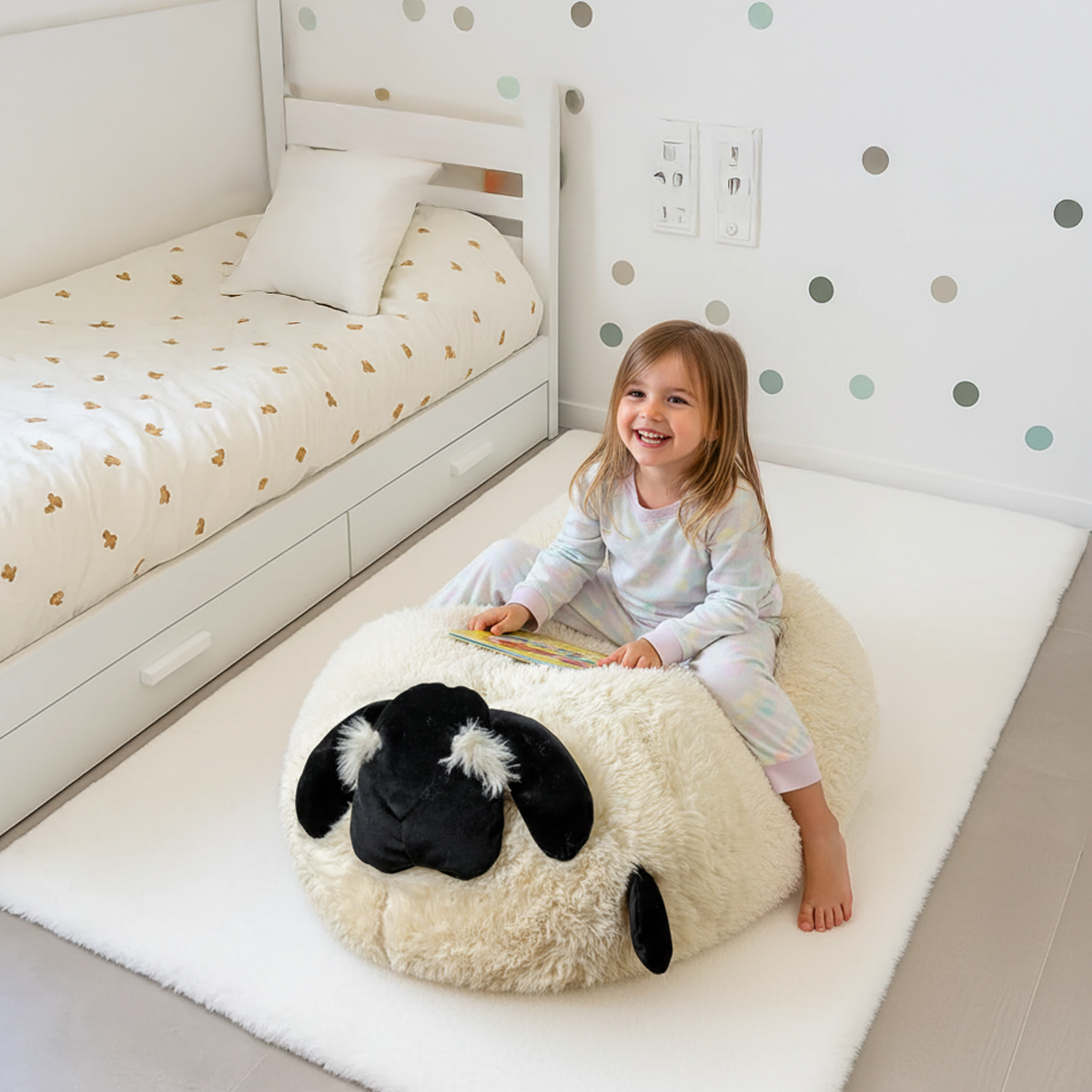 פוף כסא לילדים בצורה של כבשה מבד פרווה בגוון שמנת